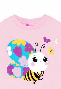 Felpa rosa con un'illustrazione di un'ape cartone animato, con faccia bianca, corpo a strisce nere e gialle, e ali colorate a fantasia.