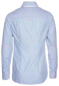 Camisa de algodón con rayas azules y blancas. Presenta una espalda con canesú, costuras decorativas rojas en los parches de los codos y puños con botones.