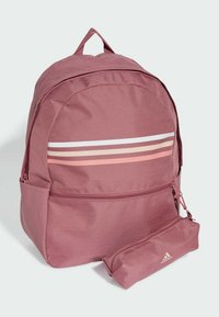 Mochila de tela rosa con acentos de rayas blancas y en tonos pastel, un bolsillo con cremallera en la parte frontal y un estuche para lápices desmontable.