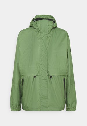 Chaqueta con capucha de color verde claro con cremallera frontal, dos bolsillos laterales con cremallera, puños elásticos y cordones ajustables en la capucha.