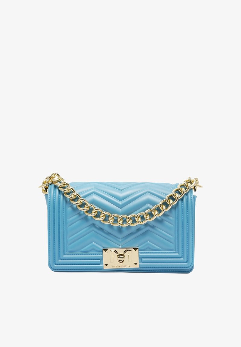 Un sac à main matelassé bleu clair avec une bandoulière en chaîne dorée épaisse et un fermoir métallique arborant un logo sur le devant.