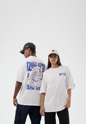 Dos modelos llevan camisetas blancas con el logo "New Era" y gorras de béisbol; uno mira hacia adelante y el otro muestra un gráfico de un pizzero en la parte trasera.