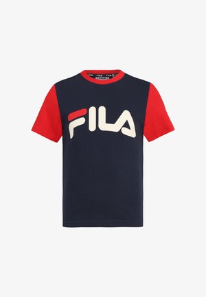 T-shirt in cotone blu navy con maniche corte rosse e un grande logo FILA bianco sul davanti. Design a girocollo con texture liscia.