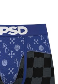 Boxer scurt albastru PSD cu un front patternat cu logo-uri și forme geometrice, și un model texturat în carouri negre și gri pe laterale.