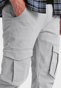 Ombre JOGGERS  - Cargobyxor - grey