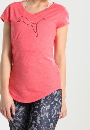 Camiseta roja de manga corta y escote en V con un logo de puma negro, combinada con leggins de rayas marino con una variedad de colores y formas.