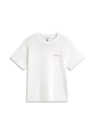 T-shirt blanc à manches courtes avec encolure ronde et petit texte rouge "Thinking Mu" sur le côté gauche de la poitrine.
