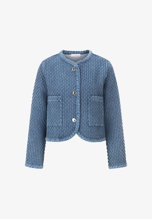 Plava jakna s kvadratičastim uzorkom, okruglim ovratnikom, prednjim patentnim zatvaračem, dva zakrčena džepa i teksturiranim uzorkom dijamanta. Mekani materijal i skraćeni kroj.