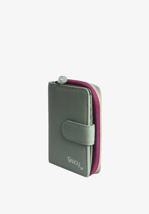Portafoglio verde in pelle con interno magenta a zip, dotato di chiusura a scatto e logo impresso sulla parte anteriore. Design compatto e rettangolare.
