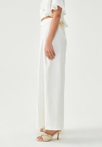 TUSSAH TAYLER  - Nohavice - white