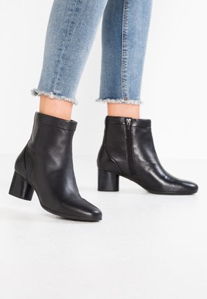 Klassiset nilkkurit - black