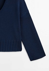 Marineblauer gestrickter Pullover mit V-Ausschnitt, geripptem Saum und langen Ärmeln, die ein strukturiertes Muster aufweisen.