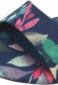 Květinově potištěná látka s růžovými a zelenými listy na tmavě námořnickém pozadí. Materiál má jemně jemně vroubkovanou texturu. Viditelný skládací design.