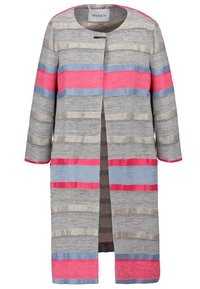 Long manteau ouvert sur le devant avec des rayures horizontales grises, roses, bleues et beiges, manches longues, encolure ronde, unique attache en haut.