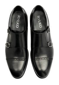 Zapatos de cuero negro con doble hebilla, punta redondeada, detalles perforados en la banda frontal y textura suave.