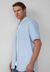 Lichtblauw kortom mouwen overhemd met knopen, gemaakt van zachte stof, met een borstzak, subtiele textuur en een ontspannen pasvorm.
