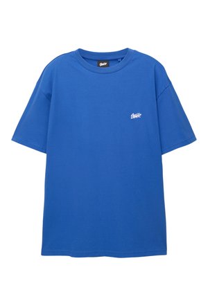 T-shirt en coton bleu avec un col rond et des manches courtes. Présente un petit logo blanc sur la poitrine gauche. Texture lisse, coupe décontractée.
