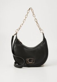 Borsa a mano in pelle nera con texture a grana, forma a mezzaluna, tracolla a catena dorata e dettaglio logo in metallo sul davanti.