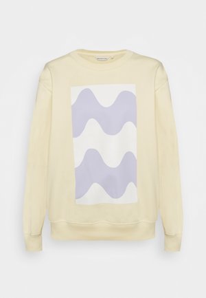 Hellbeige Sweatshirt mit langen Ärmeln und einem rechteckigen Motiv aus abstrakten, wellenförmigen lavendelfarbenen und weißen Formen auf der Vorderseite.