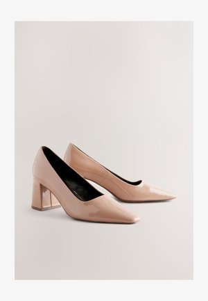 Šviesiai rudos spalvos lakinės odos aukštakulniai bateliai su smailia nosimi ir bloko formos kulnu, pasižymintys lygiu paviršiumi ir žemu šonų kirpimu.