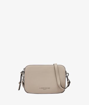 Beige rechteckige Leder-Umhängetasche mit verstellbarem Riemen und silberner Hardware, vorne mit der Marke "Liebeskind Berlin".