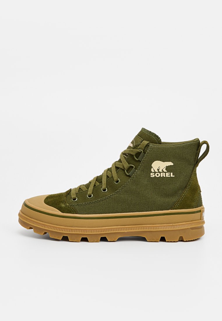 Grüne hochschuhige Sneakers mit einem Obermaterial aus Leinen, Gummisohle und einem tanfarbenen Gummielement. Mit Logodetail und Schnürdesign.
