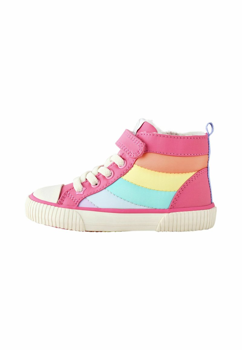 Hochschnitt-Sneaker mit oberem Teil aus pinkem Synthetikmaterial und pastellfarbenen Streifen in Gelb und Blau. Weiße Gummikappe und strukturierte Sohle. Klettverschluss.