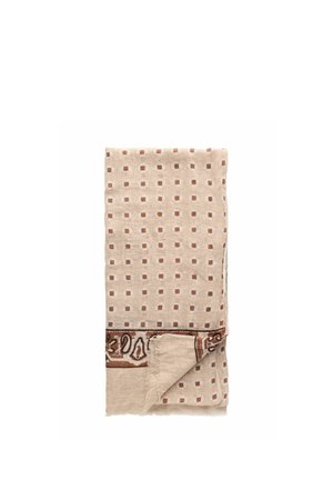 Beige tekstil med et gitter af små brune firkanter og en dekorativ brun kant med blomster- og paisleymønstre, foldet med et hjørne vendt.