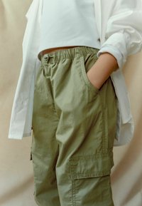 Next LINED PARACHUTE STANDARD - Oldalzsebes nadrágok - khaki green