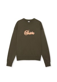 Sudadera verde oliva de algodón con cuello redondo, hombros caídos y un gran logotipo "Inside" en color rosa claro en la parte delantera.