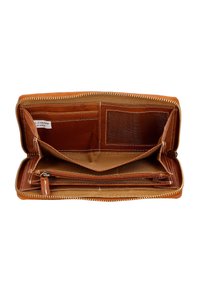 Braune Lederbrieftasche mit Rundumreißverschluss, geöffnet, um Kartenfächer, ein durchsichtiges Ausweisfenster, mehrere Fächer und ein Reißverschlussfach für Münzen innen zu zeigen.
