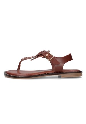 Sandalo basso marrone in pelle con cinturino a infradito, fibbia dorata e piccoli dettagli traforati lungo il cinturino e il bordo della suola.