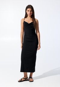 PULL&BEAR - STRAPPY ASYMMETRIC - MIDI  - Robe en jersey - black Image miniature 1