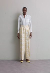 CO|TE LARA - Παντελόνι - yellow