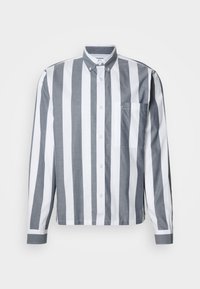 Chemise à manches longues boutonnée avec des rayures verticales grises et blanches et une poche poitrine sur le côté gauche.