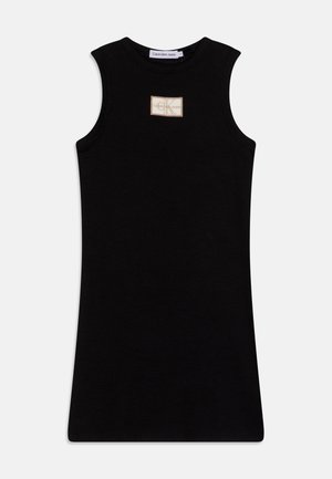 Sort ærmeløs ribstrikket kjole med et lille beige rektangulært logo mærke med teksten "Calvin Klein Jeans" på brystet.