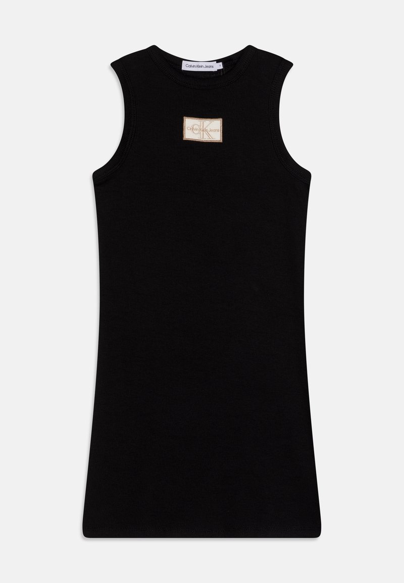 Robe noire sans manches en maille côtelée avec une petite étiquette rectangulaire beige affichant "Calvin Klein Jeans" sur la poitrine.