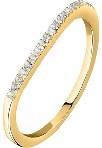 Guldring med en smal band, försedd med en rad små, inbäddade klara ädelstenar längs den övre kanten. Slät yta, polerad finish.