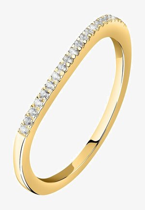 Guldring med en slank ring, prydet med en række små indlagte klare ædelstene langs den øverste kant. Glat overflade, poleret finish.