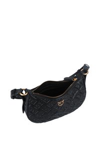 Sac à main en cuir noir avec motif en relief de logo, accents en métal doré, fermeture éclair et bandoulière réglable. Texture lisse.