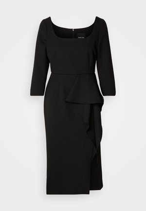 Robe noire avec un décolleté carré, des manches trois-quarts et un panneau froncé asymétrique sur le devant. Tissu lisse, taille cintrée.