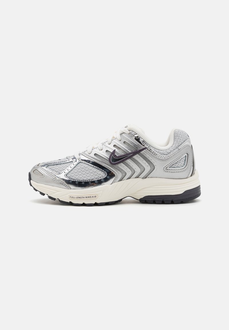 Chaussure de course Nike argent et noir avec semelle blanche, dessus en mesh et synthétique, amorti Air visible et logo Swoosh noir sur le côté.