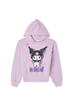 Bambino che indossa una felpa con cappuccio lilla e pantaloni larghi grigio scuro con stampe di personaggi dei cartoni animati e sneakers nere, in piedi davanti a uno sfondo semplice.