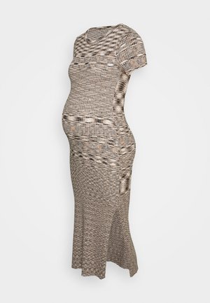 Vestido de maternidade em tecido suave e elástico; apresenta um corpete ajustado, mangas curtas e uma saia longa e fluida com um padrão bege e castanho.