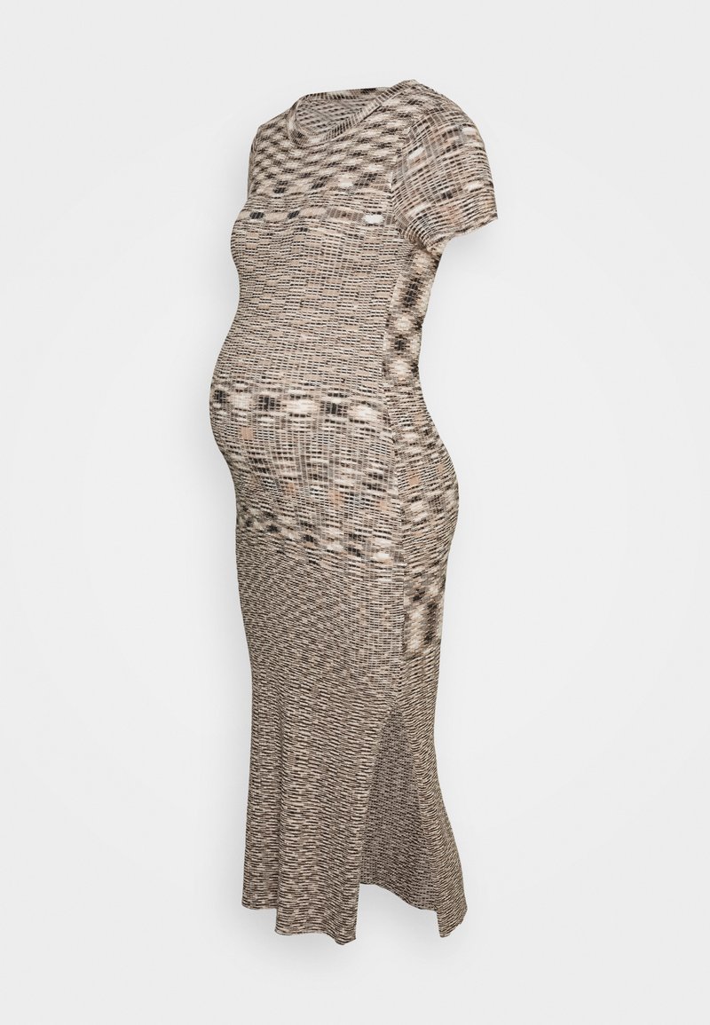 Vestido de maternidade em tecido suave e elástico; apresenta um corpete ajustado, mangas curtas e uma saia longa e fluida com um padrão bege e castanho.