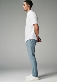 Next SLIM FIT LIGHTWEIGHT STRETCH - Vászonnadrágok - blue