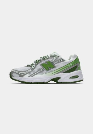 Bežecké topánky New Balance s priedušným zvrškom v bielej a zelenej farbe, polstrovanou podrážkou a výrazným logom. Navrhnuté pre pohodlie a podporu.