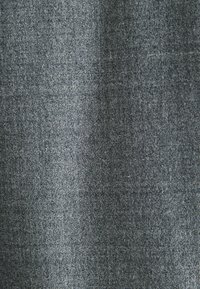 Tela gris con un tejido texturizado, que presenta un patrón uniforme y un peso medio, adecuada para diversas aplicaciones textiles.
