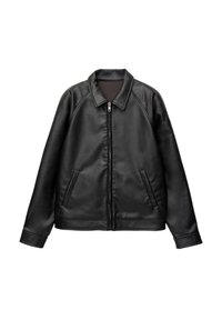 Veste noire en similicuir avec fermeture éclair frontale, col, manches longues et deux poches latérales verticales sur fond blanc.