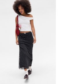 Balta off-shoulder blūze, melna svītrainā maxi svārku, bordo soma ar piekariņu, melni loafers un baltas zeķes. Gluda auduma, plūstoša dizaina.
